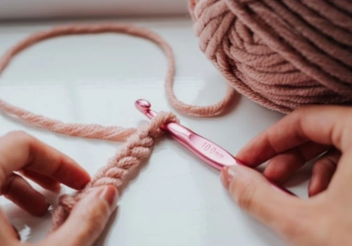 Descubra como as mulheres estão fazendo crochê com esse app em casa