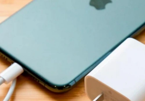 Apple é condenada por vender celulares sem carregadores