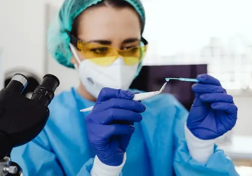 cientista em laboratório pesquisando tratamento par ELA