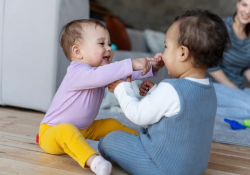 Todos os bebês pronunciam mesmas palavras quando começam a falar ( Imagem: Freepik)