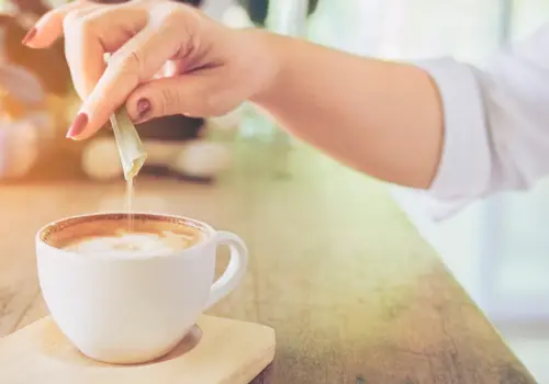 OMS faz alerta dos riscos de adoçante artificial ( Imagem: Freeconvert)