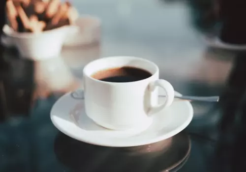 Você sabe as diferenças entre café normal e descafeinado?