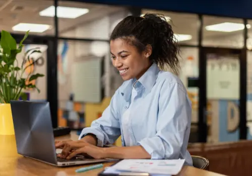 Mulheres: sigam essas estratégias no trabalho e tenham mais sucesso ( Imagem: Freepik)