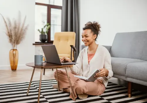 Trabalhar em casa é produtivo? O que diz novo estudo sobre o assunto ( Imagem: Freepik)