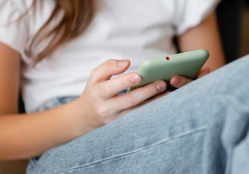 Melhores aplicativos para ver conversas do WhatsApp de outra pessoa ( Imagem: Freepik)