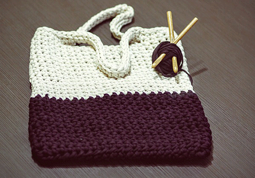 exemplo de bolsa na cor branca e vinho de crochê