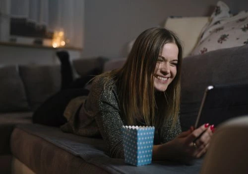 Assista TV grátis pelo celular: Baixe os apps!